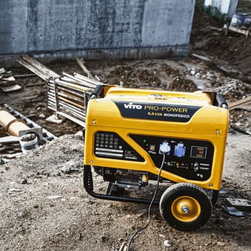Gelber Stromerzeuger auf Baustelle