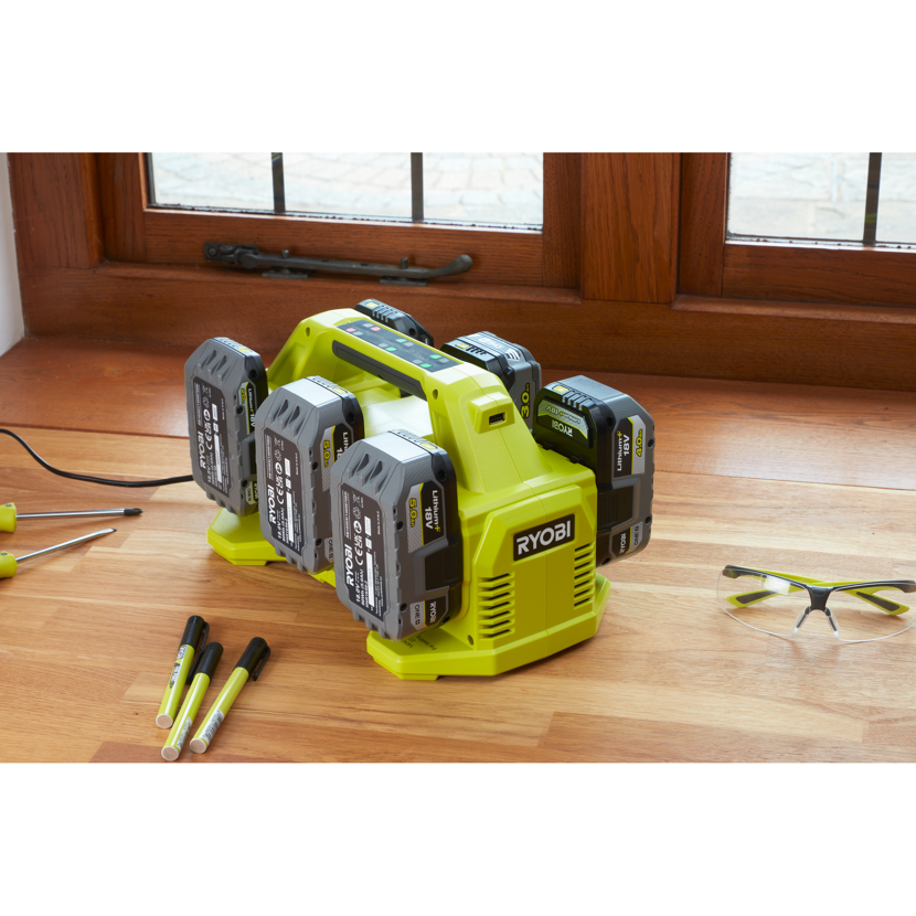 Ryobi Akku-Ladestation mit Akkus