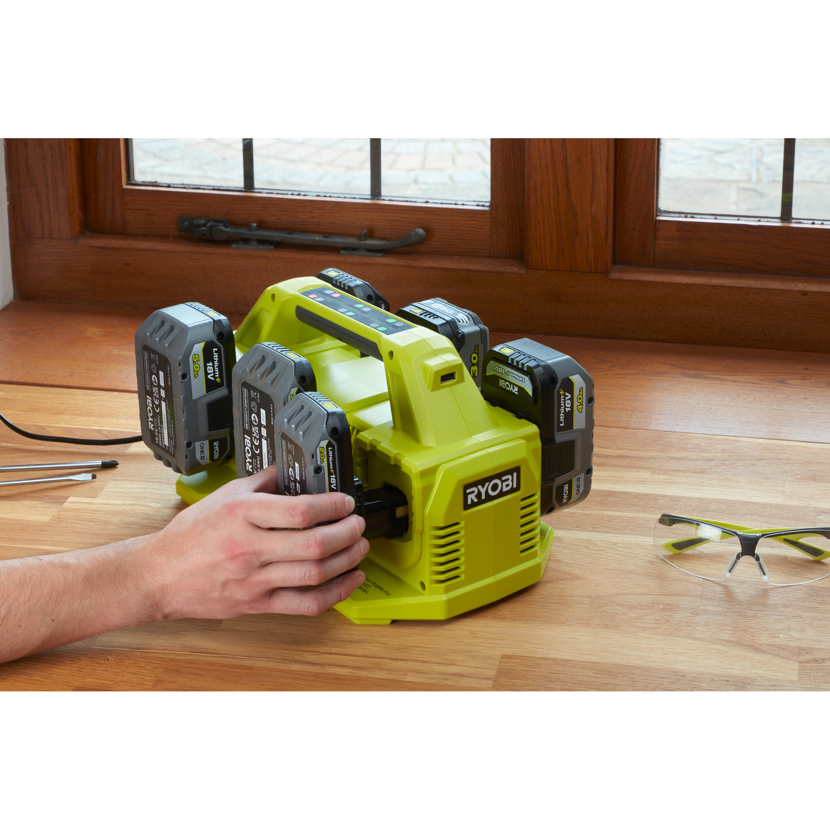 Person legt Akku in Ryobi Ladegerät