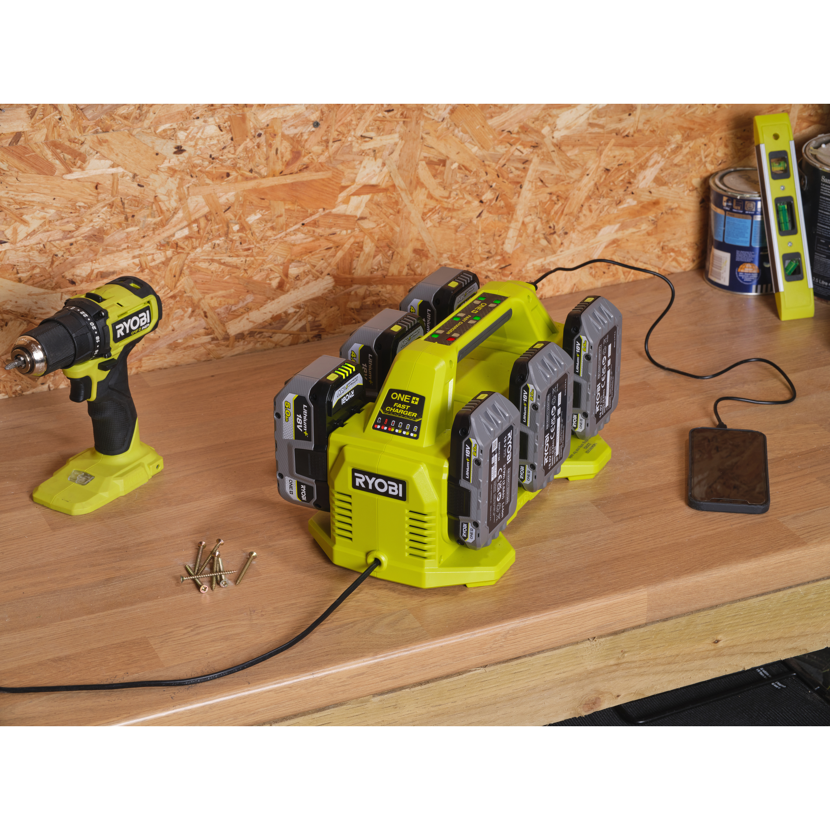 Ryobi Schnellladegerät mit Akkus und Bohrschrauber