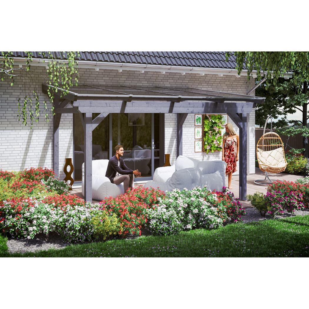 Zwei Personen entspannen sich unter einer Terrassenüberdachung im Garten.