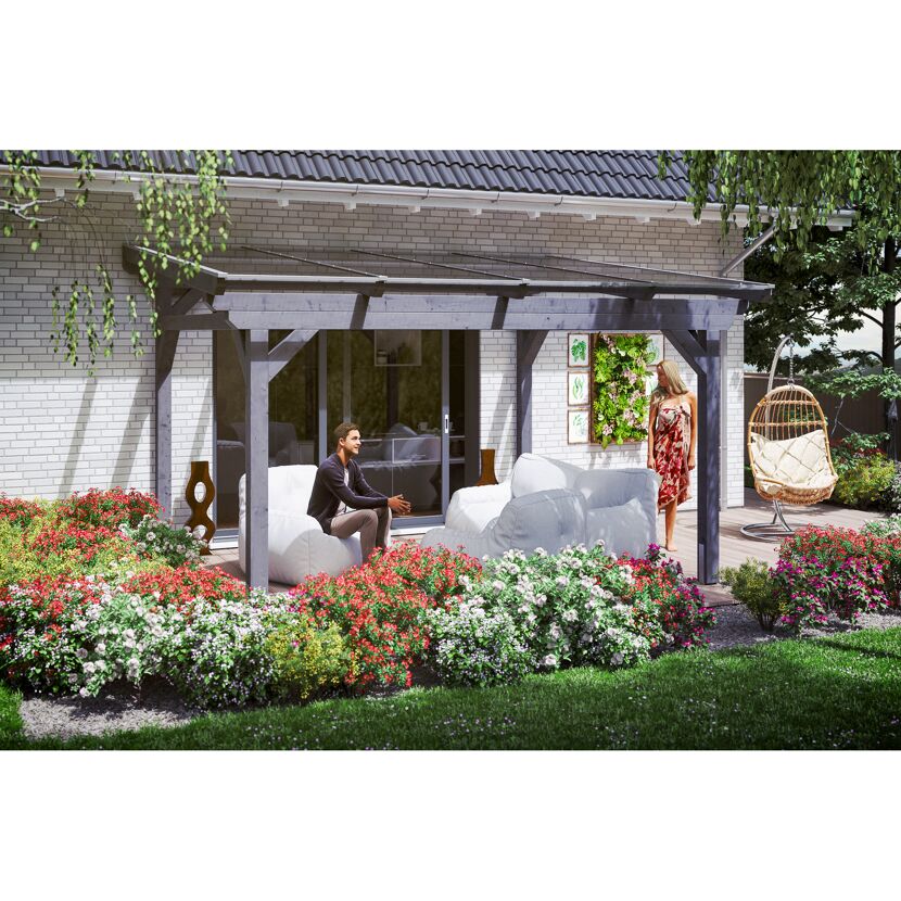 Zwei Personen sitzen unter einer Terrassenüberdachung im Garten.
