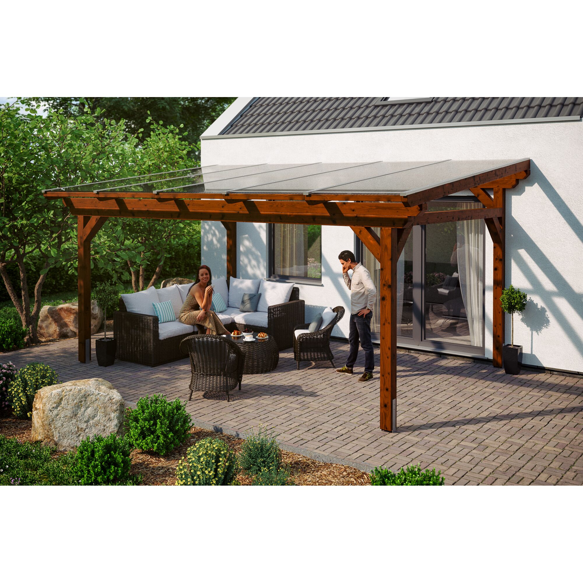 Zwei Personen entspannen unter einer Terrassenüberdachung aus Holz.