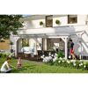 Weiße Terrassenüberdachung Sanremo mit Familie im Garten