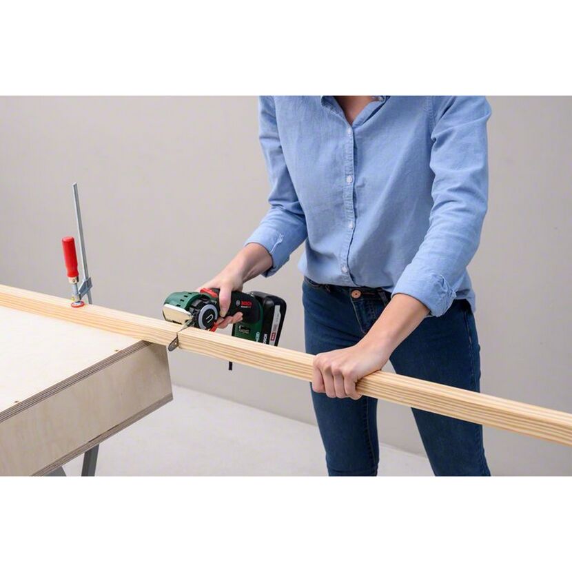 Person sägt Holz mit NanoBlade AdvancedCut 18