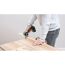 Person sägt Holz mit AdvancedCut 18