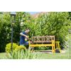 Person streicht Gartenbank mit Farbsprühsystem