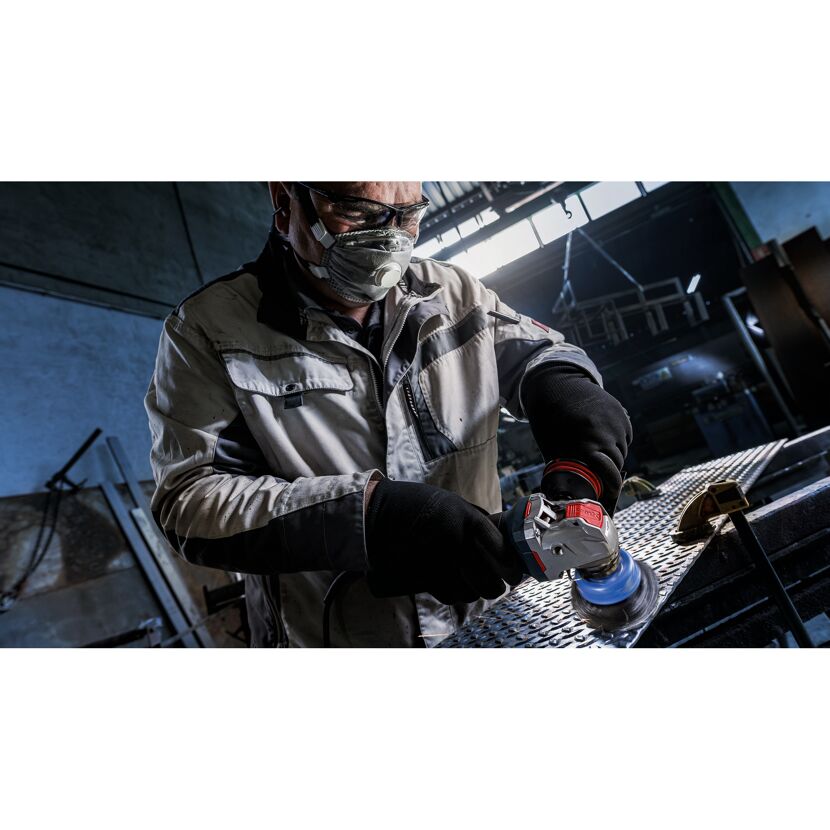 Person schleift Metall mit einem Winkelschleifer.
