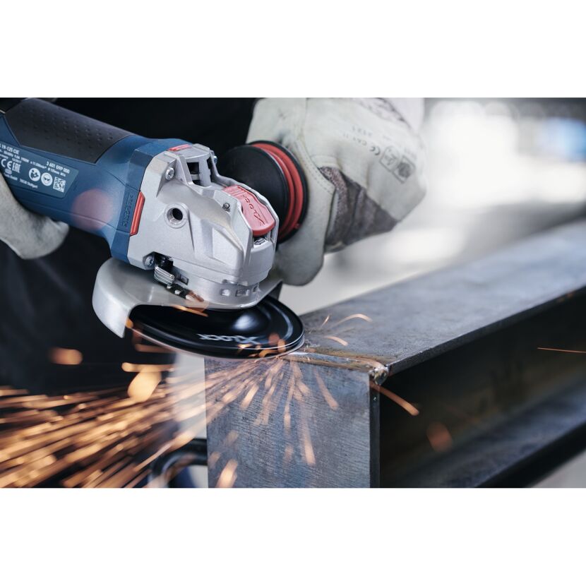 Person schleift Metall mit einem Winkelschleifer.