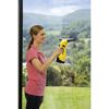 Person reinigt Fenster mit Fenstersauger WV 2 Plus N