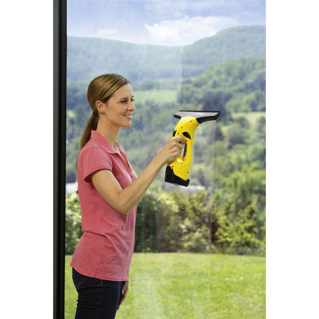 Person reinigt Fenster mit Fenstersauger WV 2 Plus N