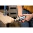 Person verwendet Dremel 4250 Multifunktionswerkzeug zum Schneiden von Holz.