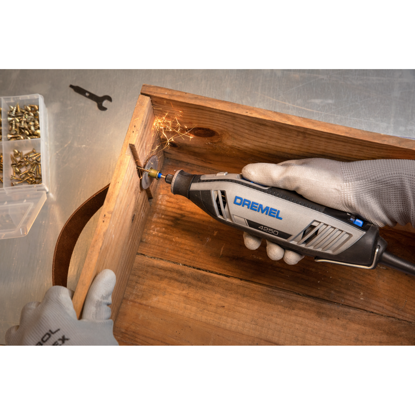 Person bearbeitet Holz mit Dremel Multifunktionswerkzeug.