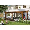 Holzterrassenüberdachung mit Familie im Garten