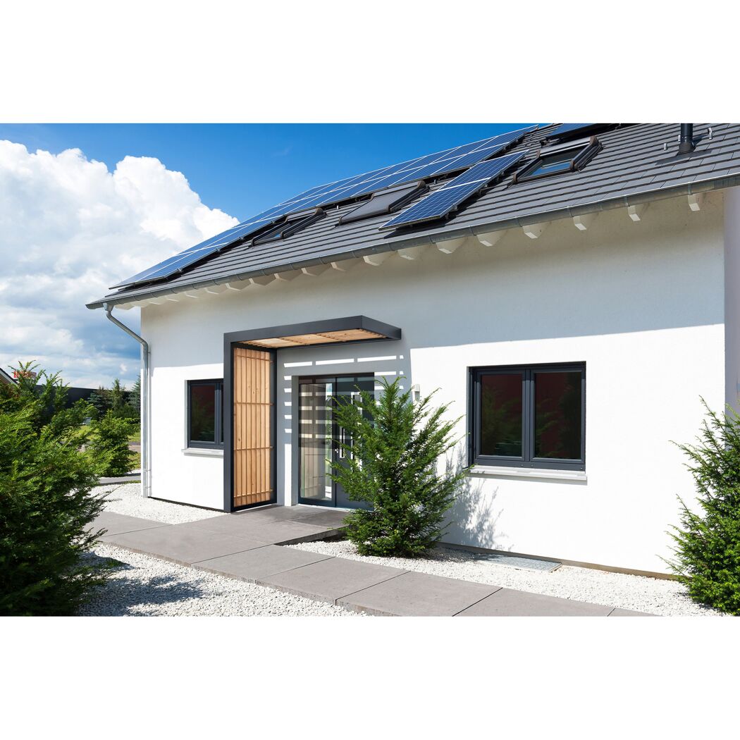 Weißes Haus mit Solaranlage auf dem Dach