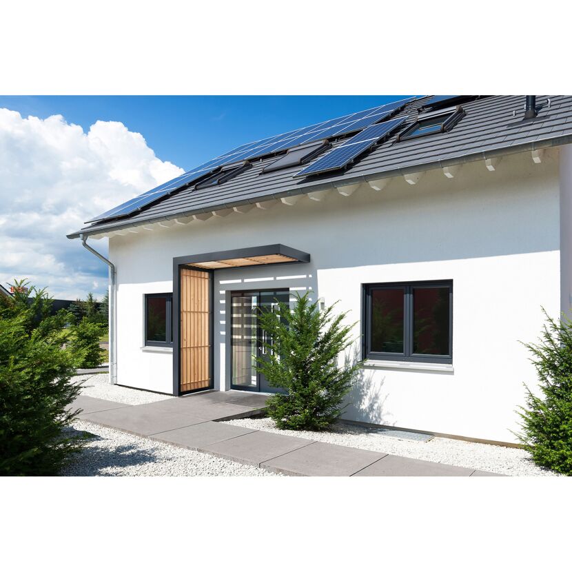 Weißes Haus mit Solaranlage auf dem Dach