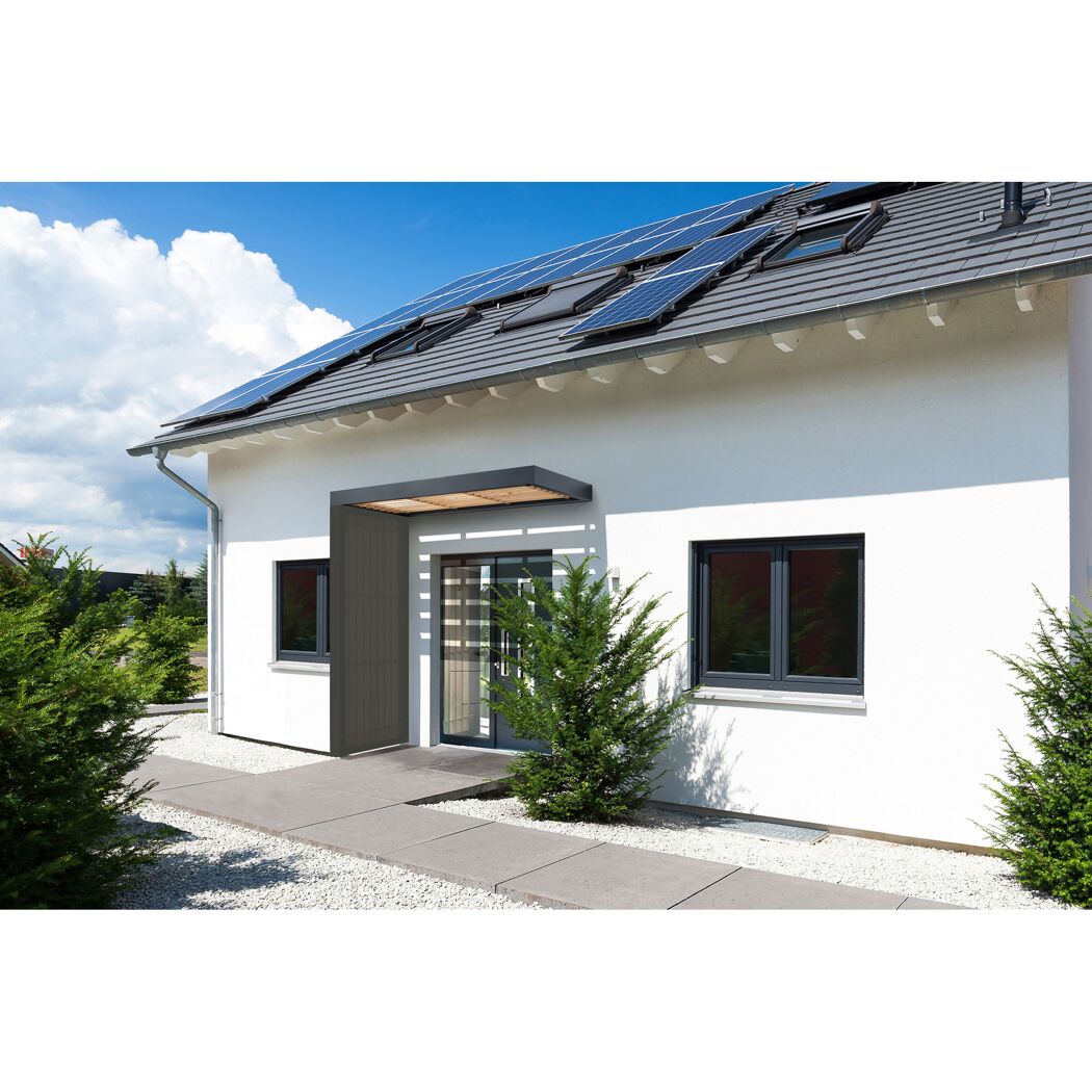 Weißes Haus mit Solarzellen auf dem Dach und Vordach