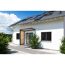 Weißes Haus mit Solaranlage auf dem Dach