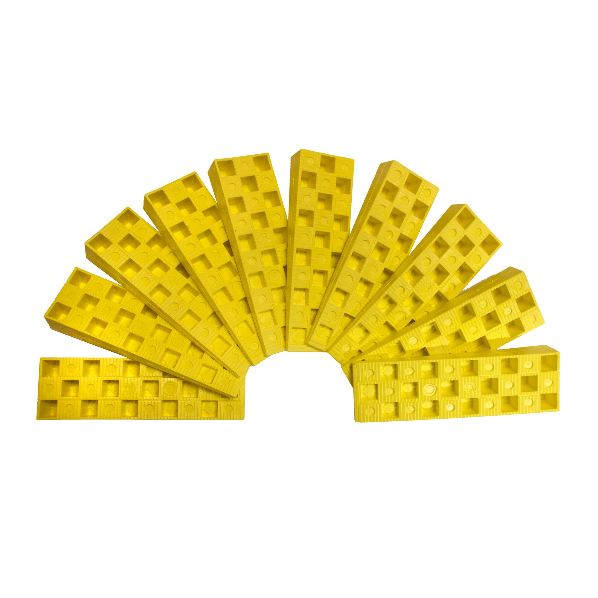 Zehn gelbe Kunststoff-Montagekeile im Halbkreis angeordnet