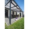 Terrasse mit Überdachung und Gartenmöbeln