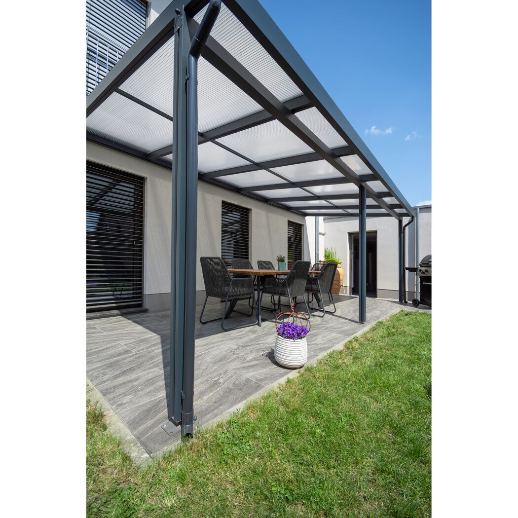Terrasse mit Überdachung und Gartenmöbeln