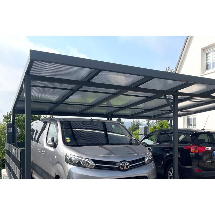 Auto steht unter einem Carport