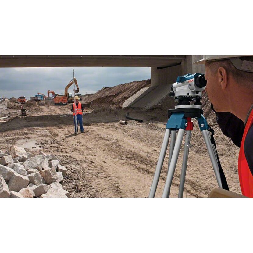 Person verwendet Nivelliergerät auf Baustelle