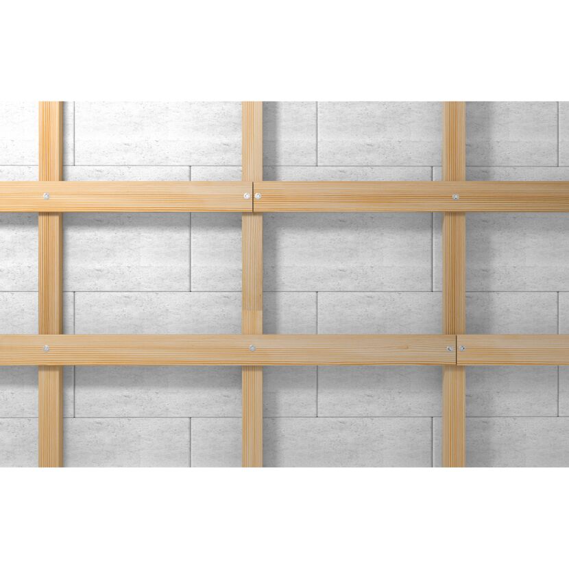 Holzlatten auf Betonwand montiert.