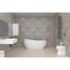 Modernes Badezimmer mit Badewanne, WC und Waschbecken.