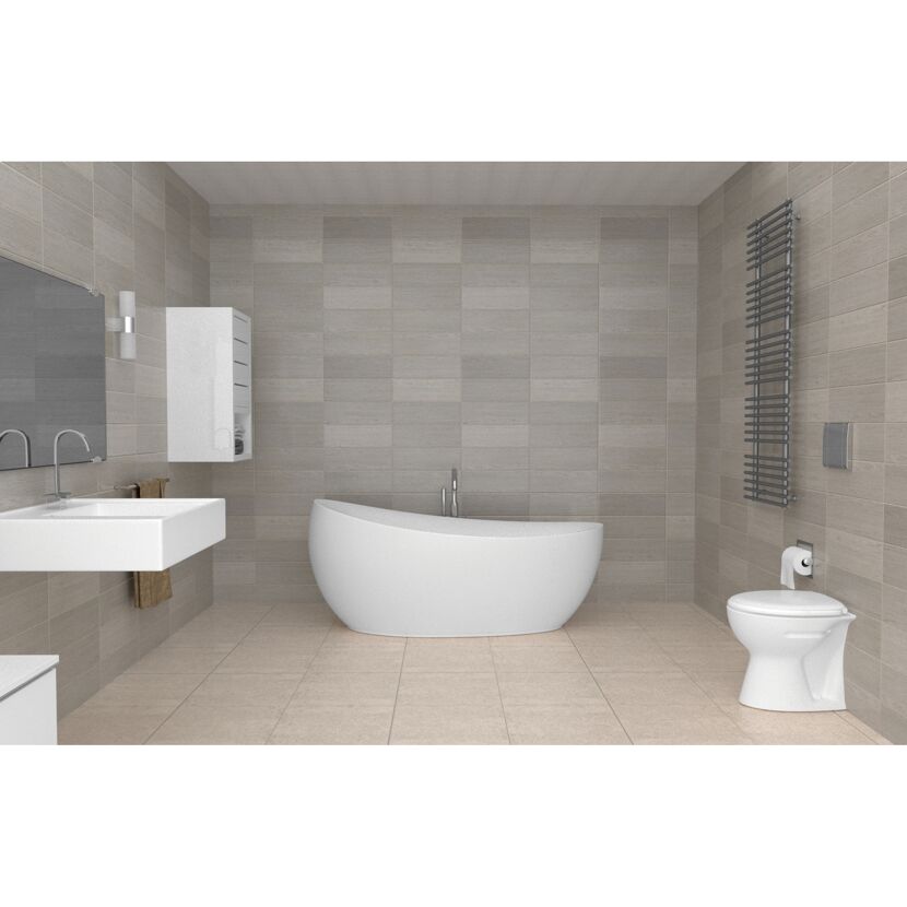 Modernes Badezimmer mit Badewanne, WC und Waschbecken