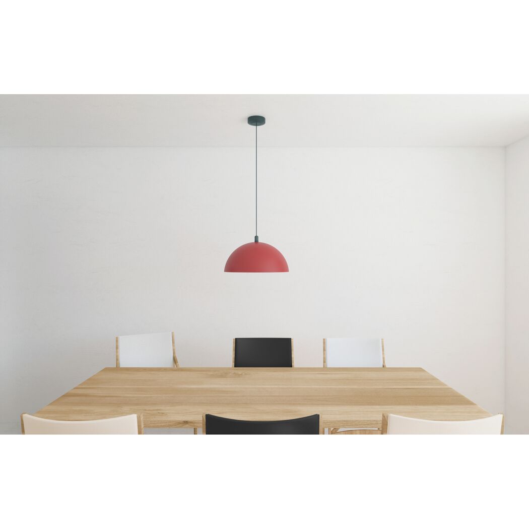 Holztisch mit Stühlen und roter Hängelampe
