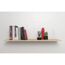 Bücherregal mit Büchern, Duftstäbchen, Vase und Kaktus