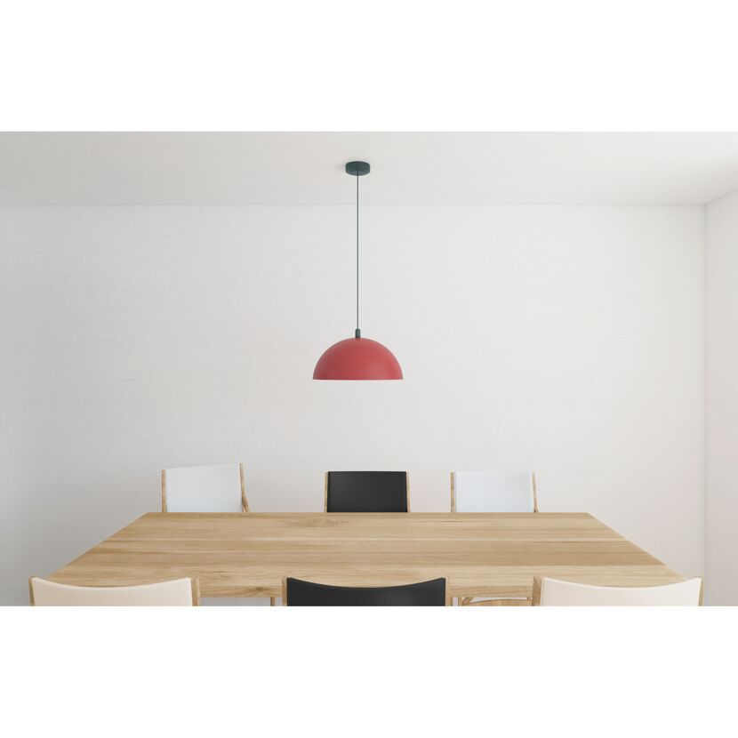 Holztisch mit Stühlen und roter Hängelampe