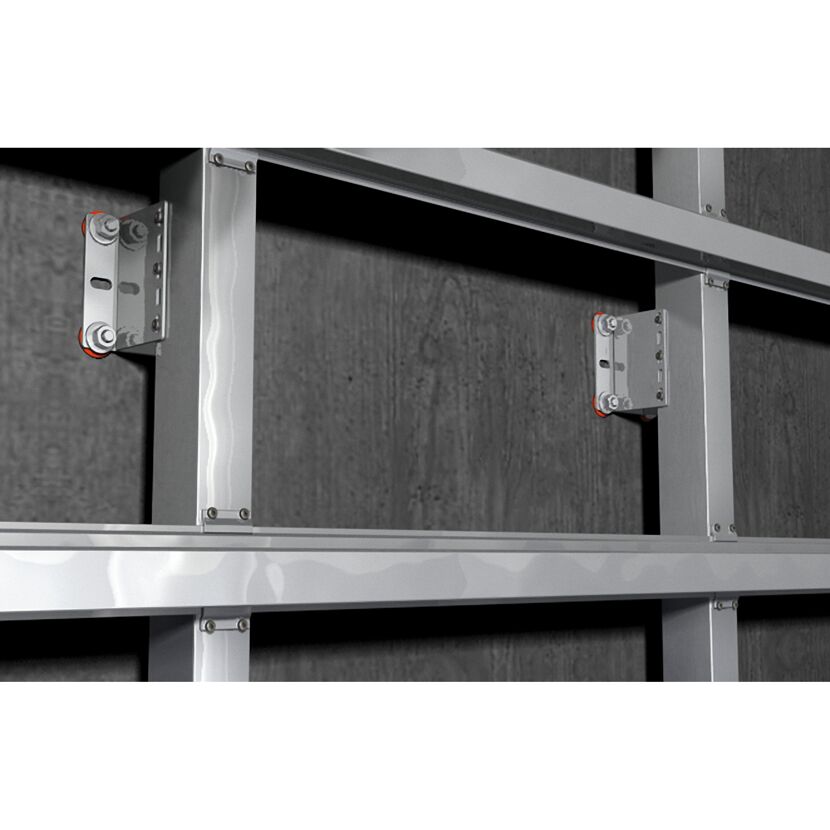 Metallrahmen mit Befestigung an Betonwand
