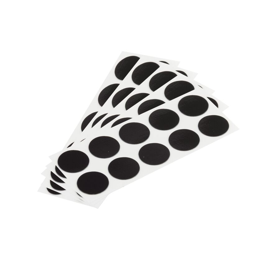 Schwarze Abdeckpads auf weißem Hintergrund