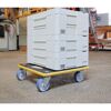 Transportroller mit gestapelten Boxen