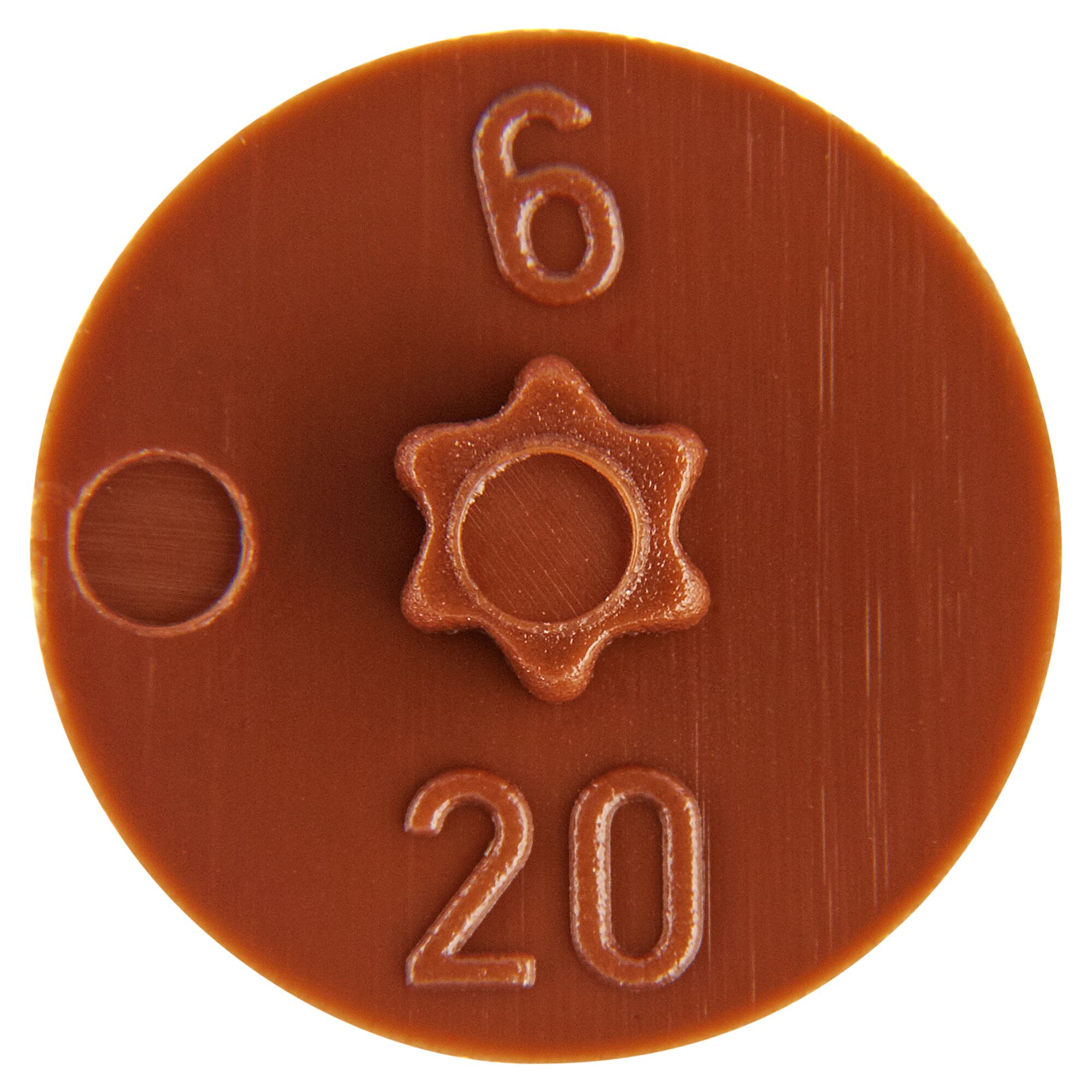 Braune Abdeckkappe mit den Zahlen 6 und 20