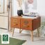 Kleiner Schrank aus Holz mit zwei Schubladen und Beschlägen aus Messing.