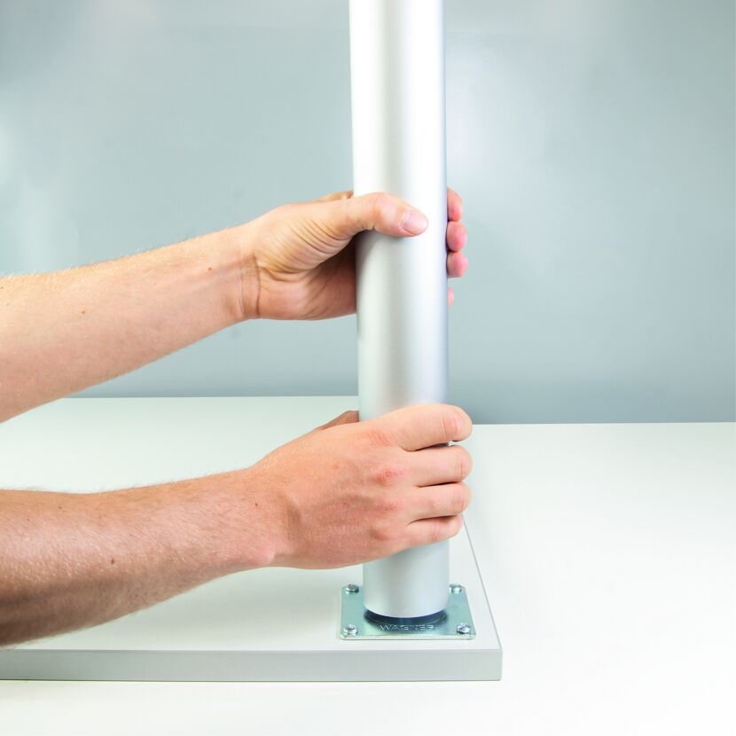 Person montiert einen Teleskopfuss aus Aluminium.