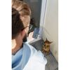 Person bedient Fensterantrieb per App, daneben ein Hund.