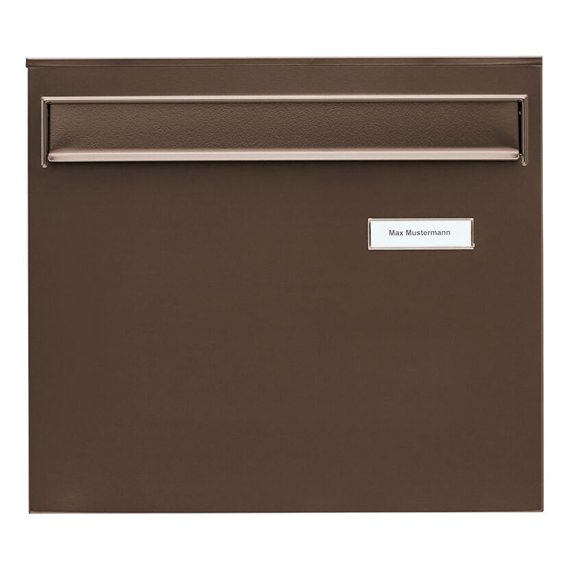 Brauner Briefkasten mit Namensschild