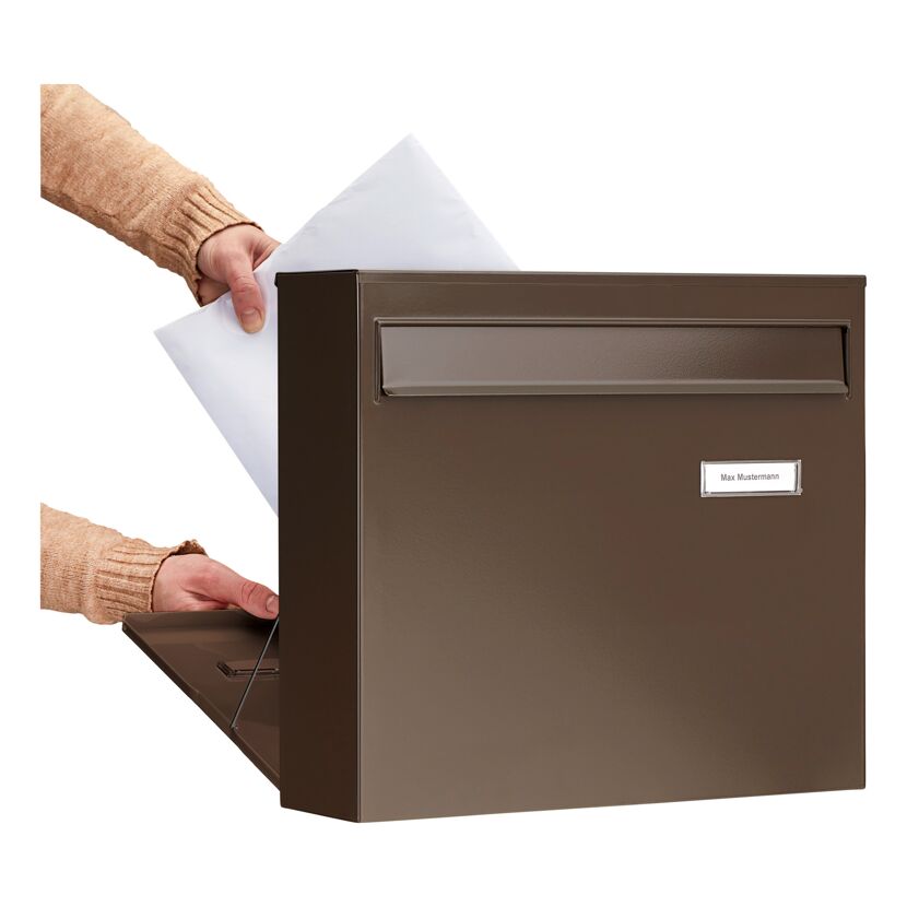 Person wirft Brief in Briefkasten