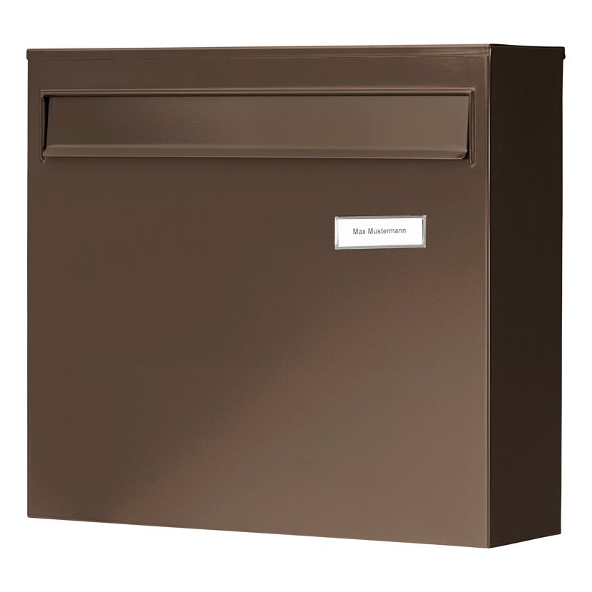 Brauner Briefkasten mit Namensschild