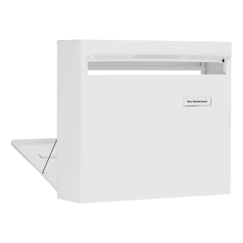 Weißer Briefkasten mit Namensschild.