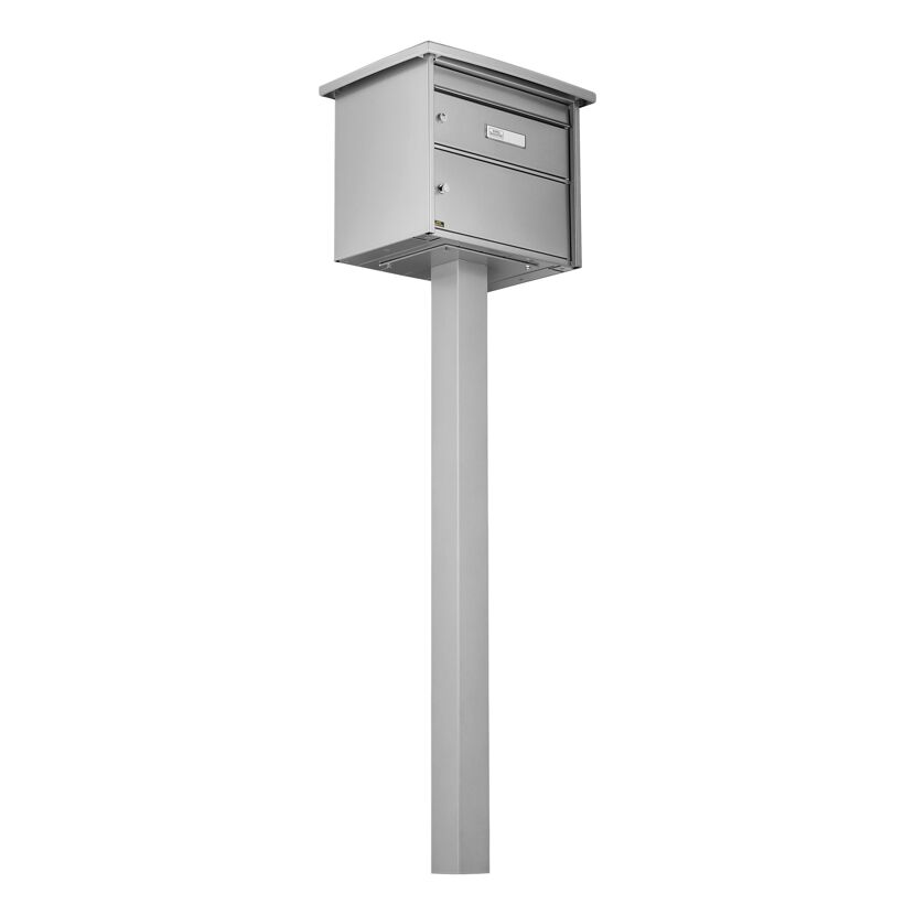 Grauer Briefkasten auf einem Ständer