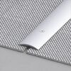 Metall-Teppichschiene auf grauem Teppich und Betonboden