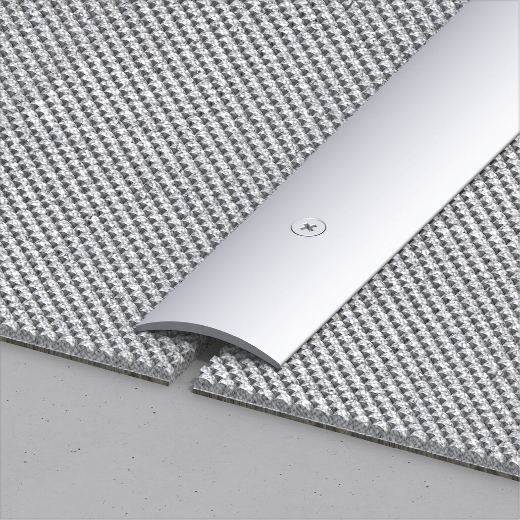 Metall-Teppichschiene auf grauem Teppich und Betonboden