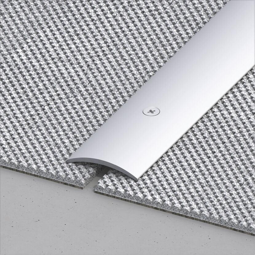 Metall-Teppichschiene auf grauem Teppich und Betonboden