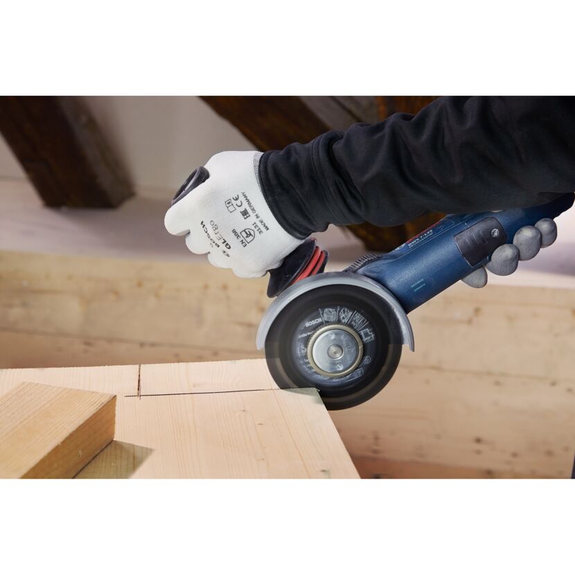 Person sägt Holz mit einem Winkelschleifer