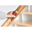 Person schleift Holz mit Schleifpapier.